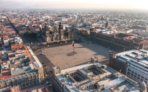 zocalo de ciudad de mexico con mexicanote