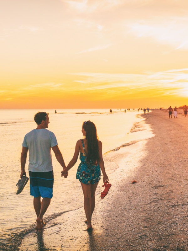 pareja disfrutando en la playa representando como planifica tu viajelas mejores épocas para viajar a méxico según el clima y la temporada