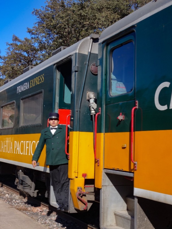 sale un hombre de la cabina del tren chepe en méxico