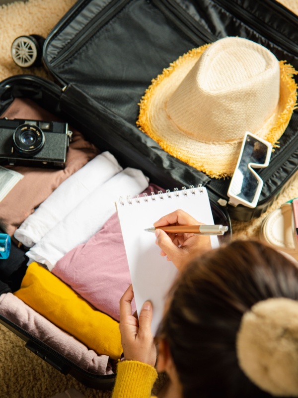 sale una persona con una maleta y una libreta apuntando recomendaciones  para tu viaje a mexico