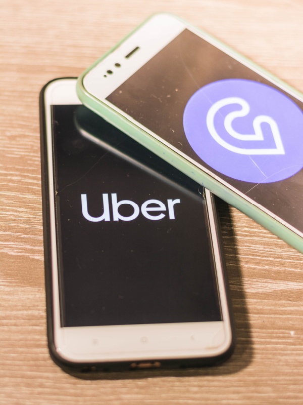 dos mobiles con las opciones de uber y cabify vs taxis