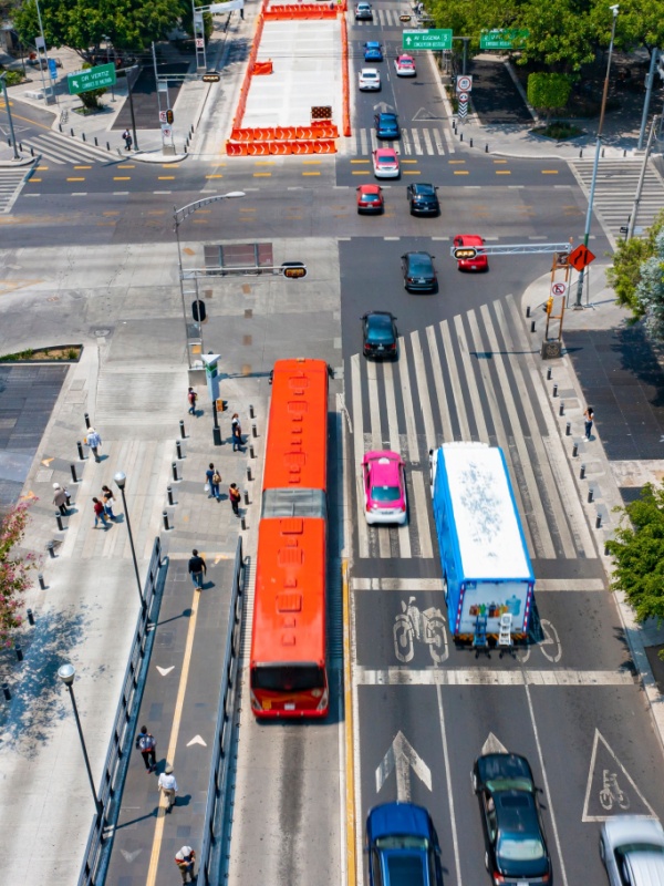 carretera mayormente circulada por coches representando la opción de los coches para moverte por méxico representa como moverse por mexico