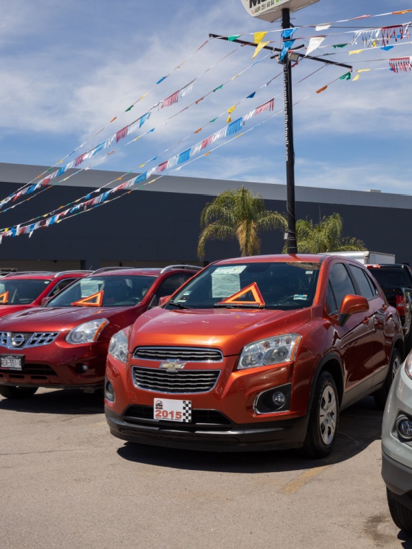 varios coches en un lugar donde se alquilan