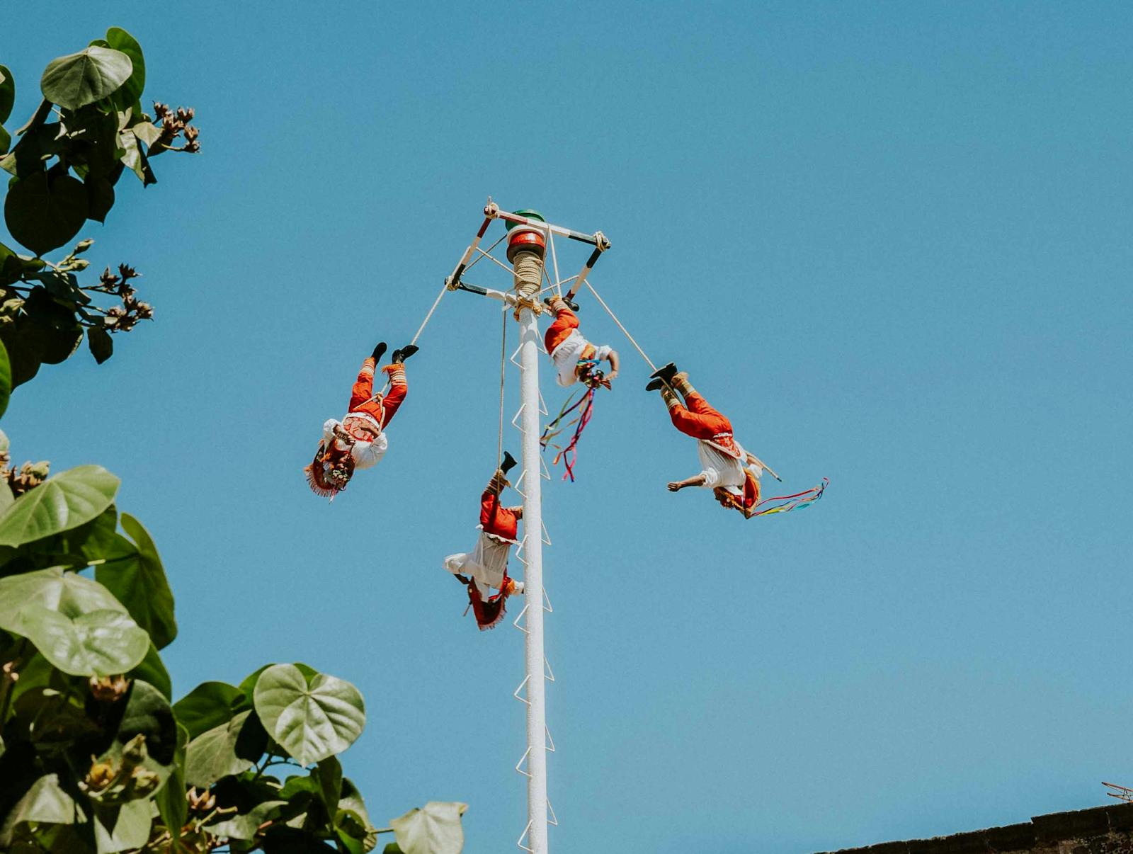voladores de papantla hombres haciendo el ritual de la danza de los voladores de papantla