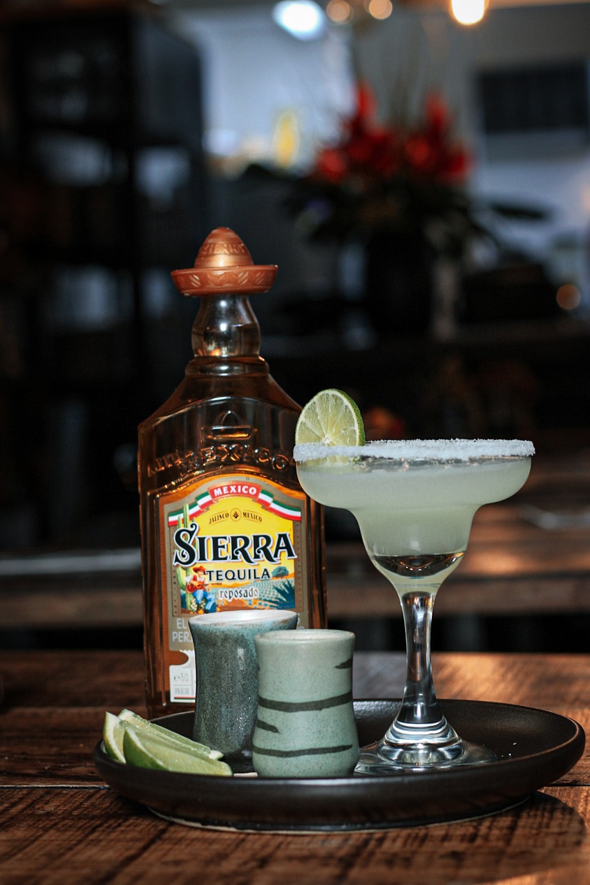 margarita un coctel una botella de tequila y una copa de margarita representando un coctel típico méxicano