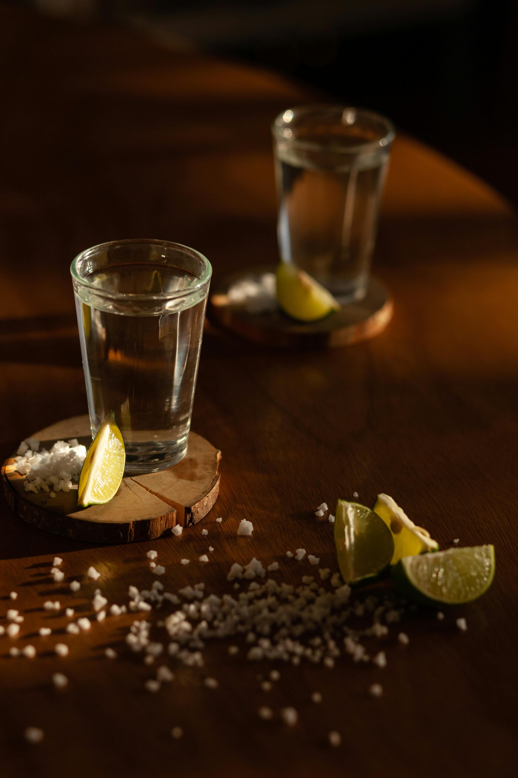 dos vasos y limón con sal representando el tequila