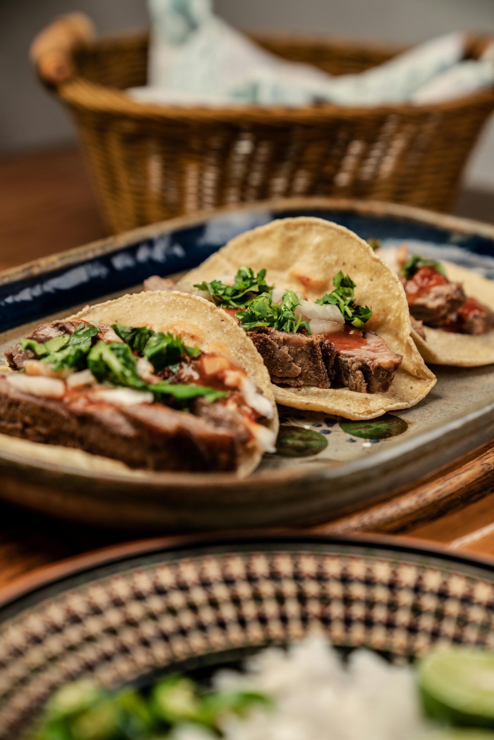 tacos, representando uno de los platos típicos gastronomia mexicana