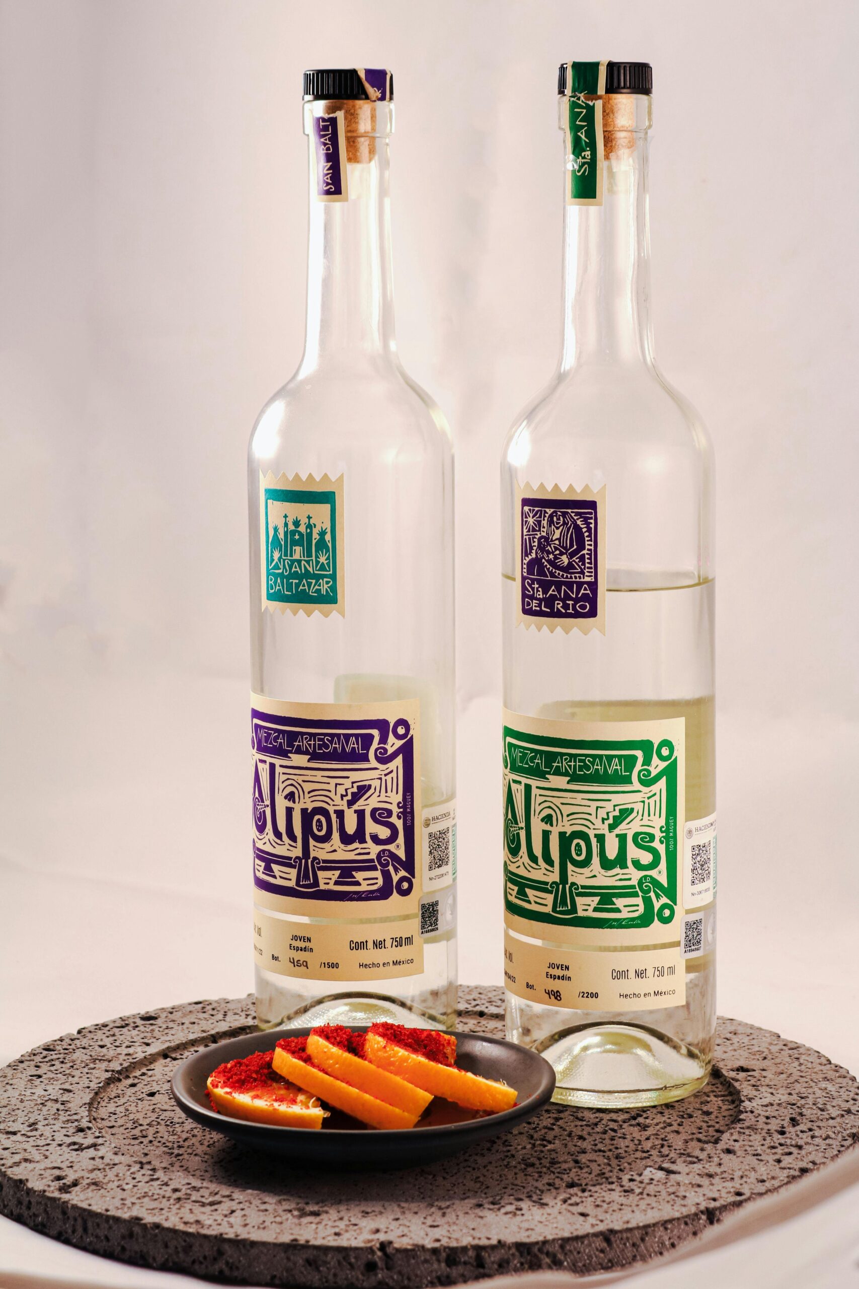 dos botellas representando el mezcal