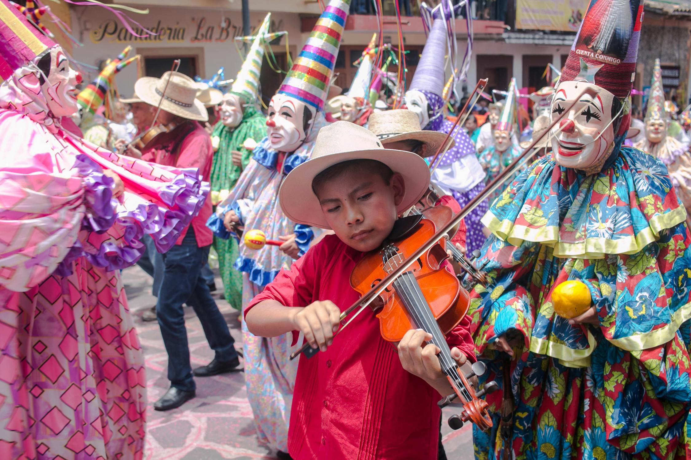 niño en el carnaval de veracruz multitud de gente en el carnaval de veracruz en mexico