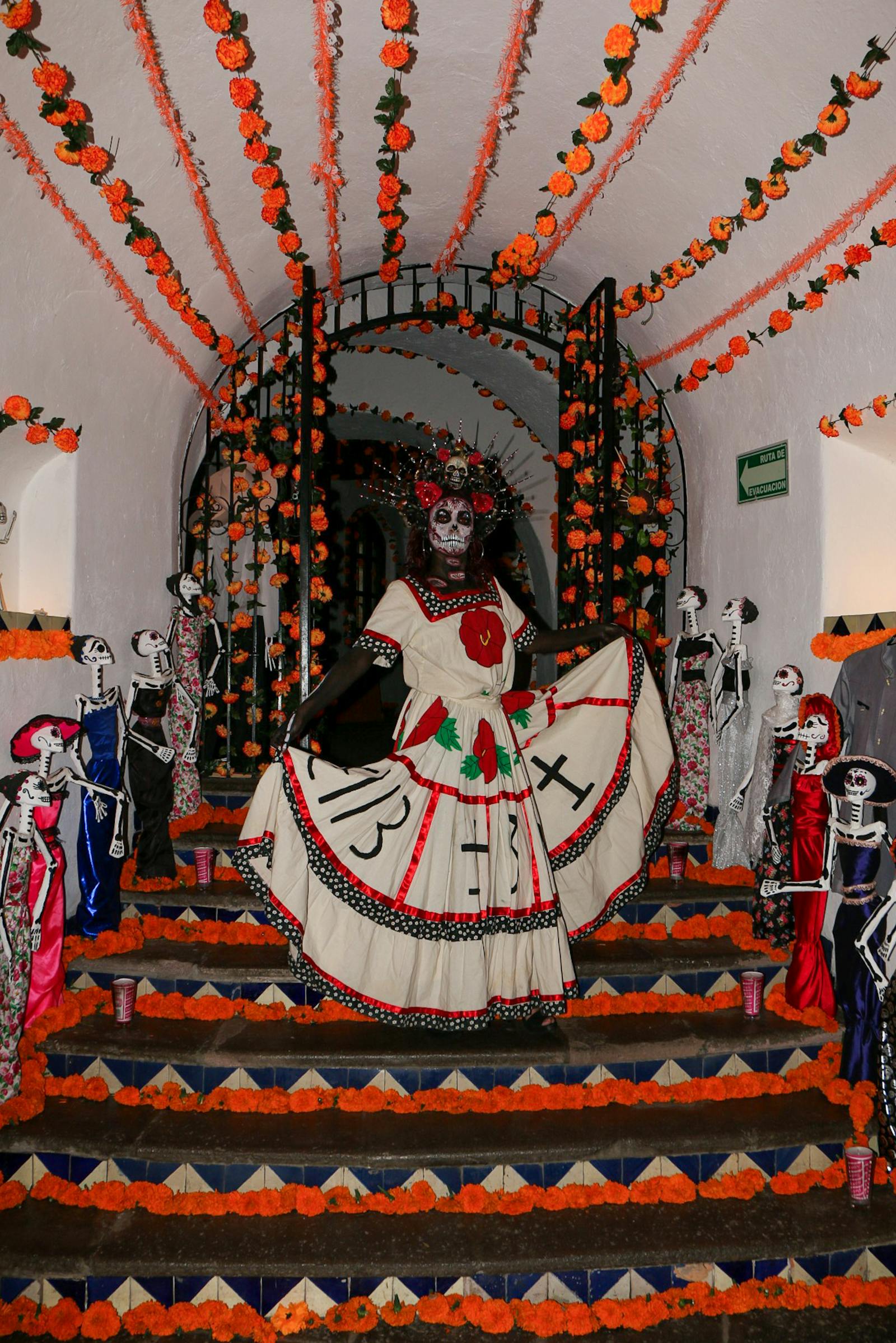 mujer en dia de muertos una mujer celebrando las tradiciones del dia de muertos en méxico