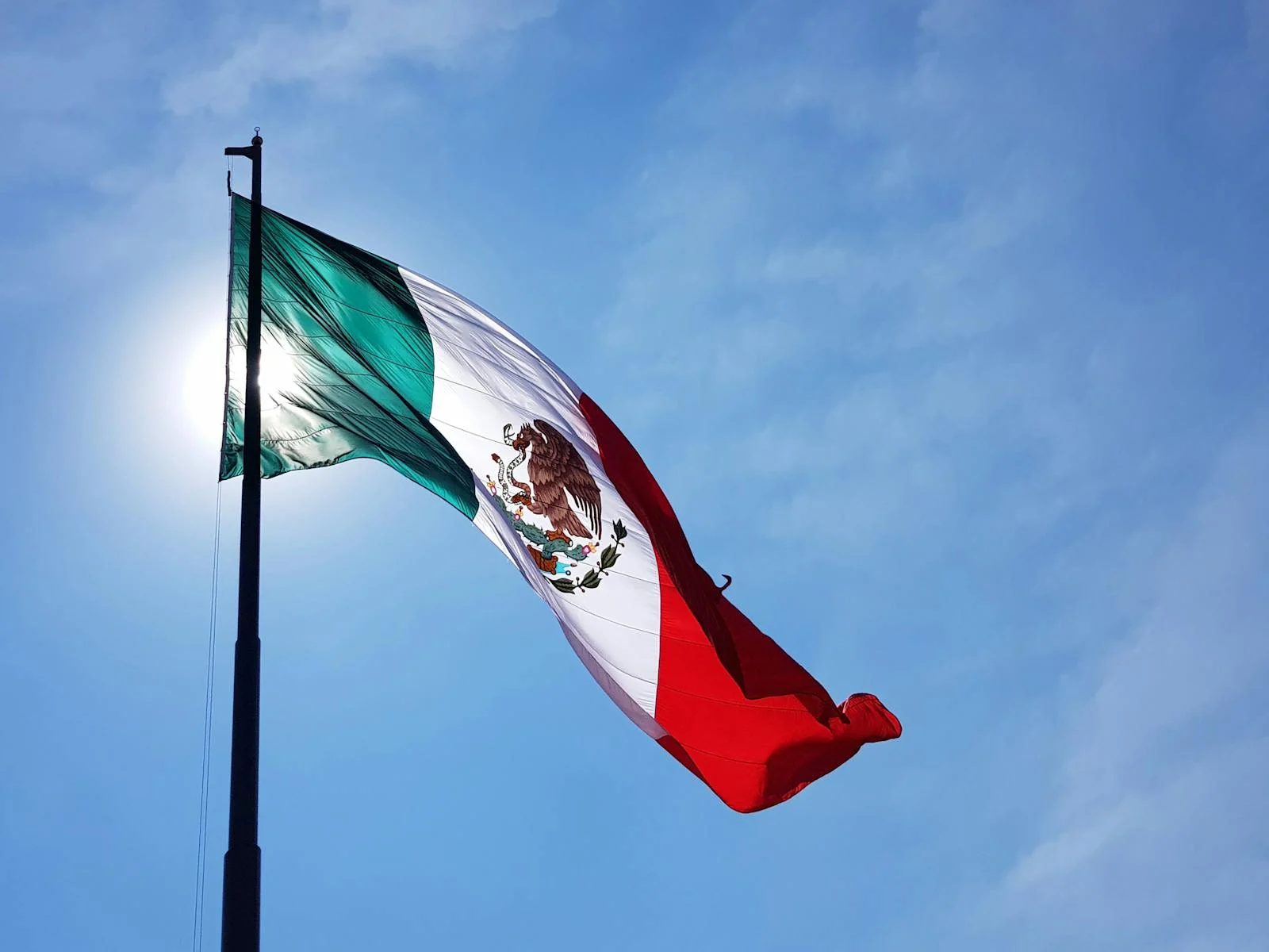 bandera de mexico en el dia de la independencia bandera de mexico alzandose en el dia de la independencia, el 15 de septiembre