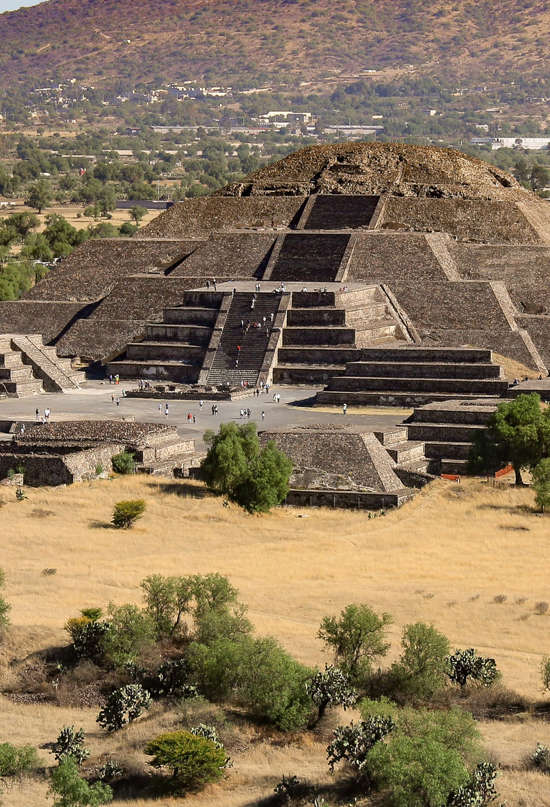 vista de la piramide del sol de teothuacan en la arquitectura precolombina