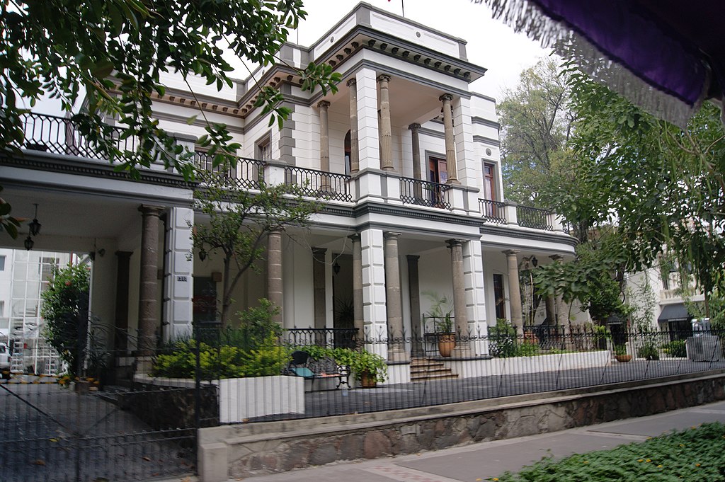 EDIFICIO DE LA COLONIA AMERICANA EN GUADALJARA FACHADA DE UNA CASA EN LA COLONIA AMERICANA DE GUADALJARA UNA COLONIA QUE ES UNO DE LOS ATRACTIVOS DE LA CIUDAD