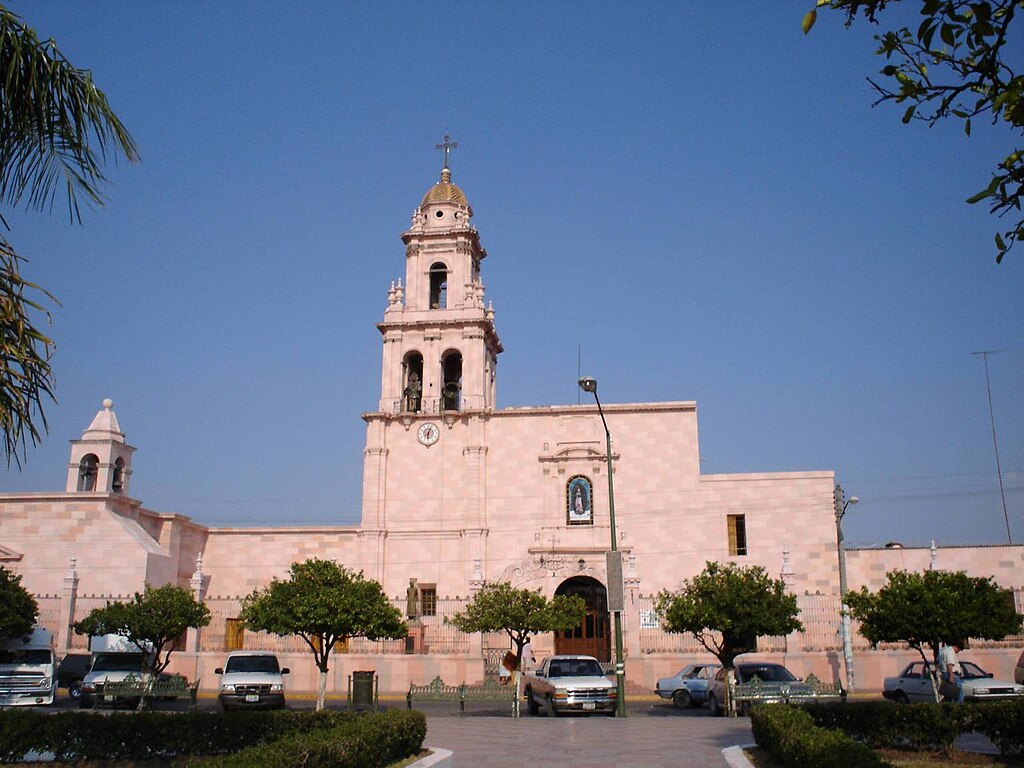 plaza principal con su parroquia de cocula, cuna del mariachi 