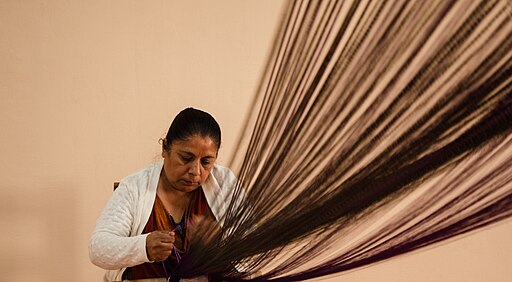 SANTA MARIA DEL RIO MUJER HACIENDO REBOZO EN SANTA MARIA DEL RIO
