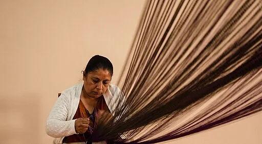 SANTA MARIA DEL RIO MUJER HACIENDO REBOZO EN SANTA MARIA DEL RIO