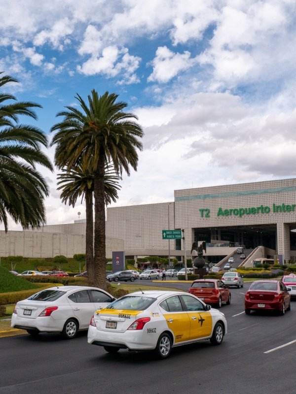 coches y taxis en el aeropuerto de guadalajara representando como ir del aeropuerto al centro de guadalajara