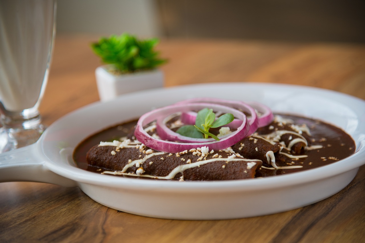 mole pueblano sale un mole pueblano, uno de los moles y platos mexicanos más famosos de méxico
