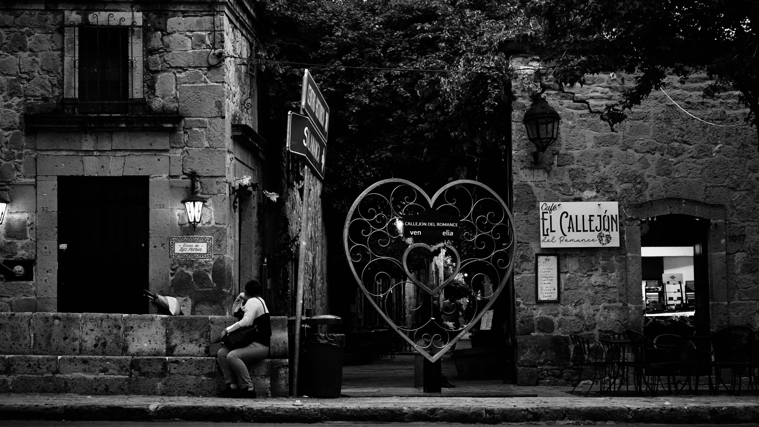 callejon del romance en morelia entrada del callejon del romance en morelia un estrecho paisaje adornado con detalles arquitectonicoscoloniales