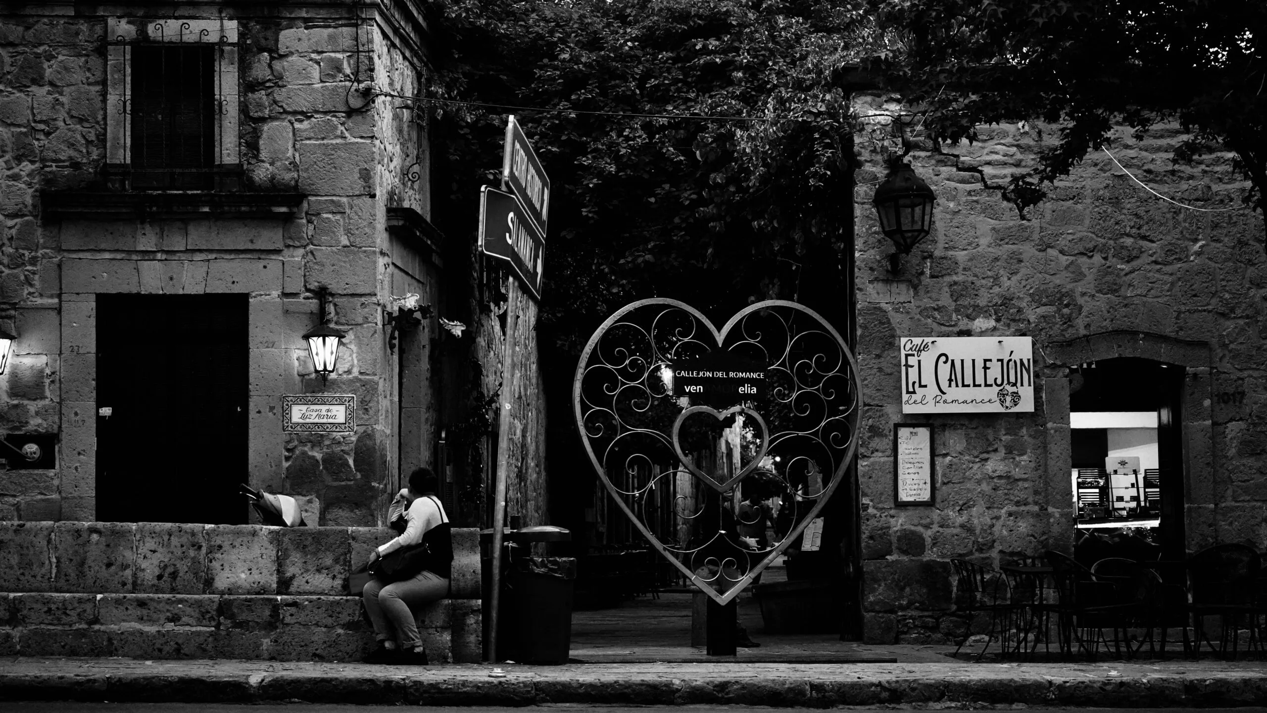callejon del romance en morelia entrada del callejon del romance en morelia un estrecho paisaje adornado con detalles arquitectonicoscoloniales