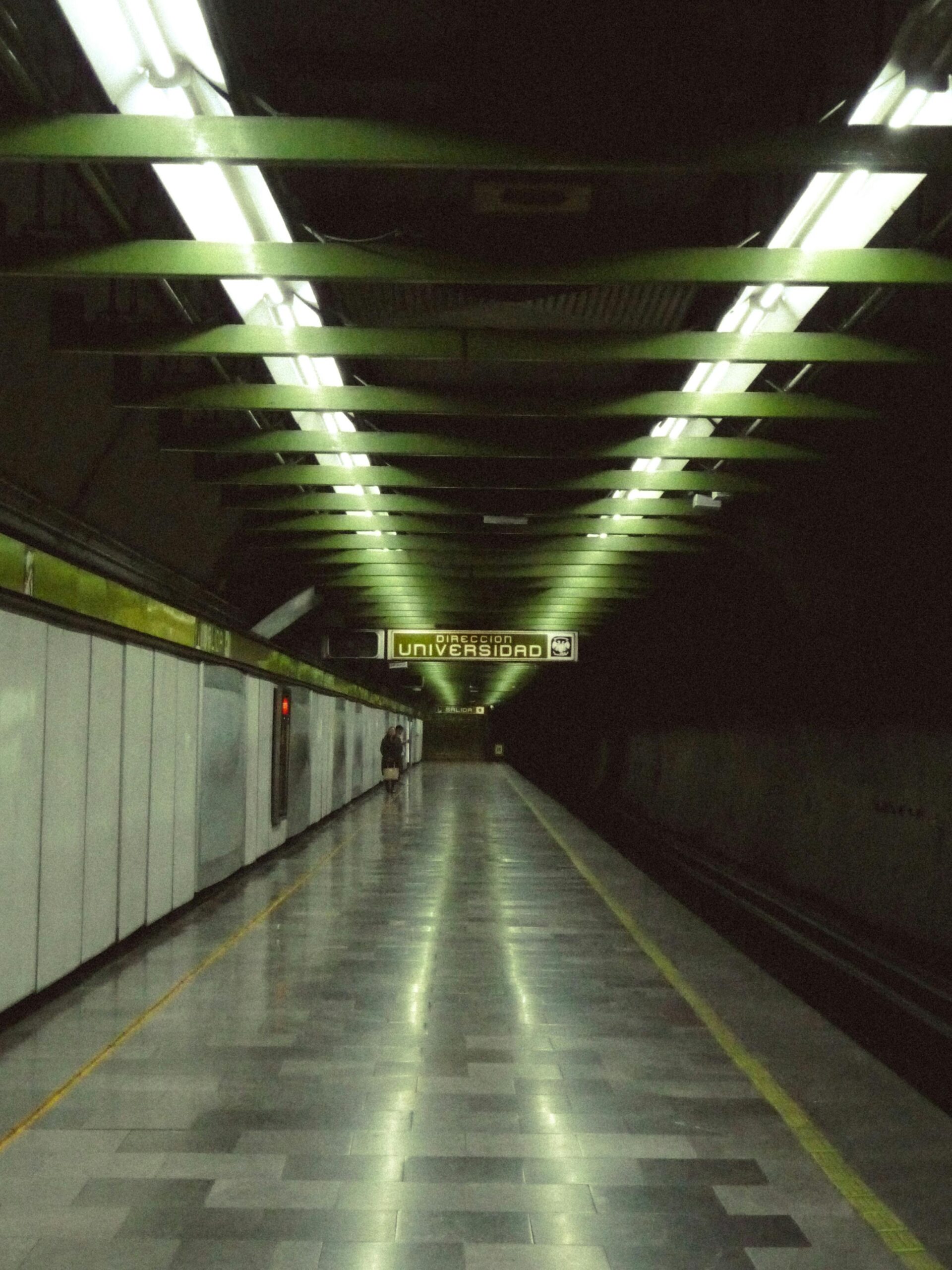 una parada del metro de guadalajara que representa un punto de interés de la capital de jalisco