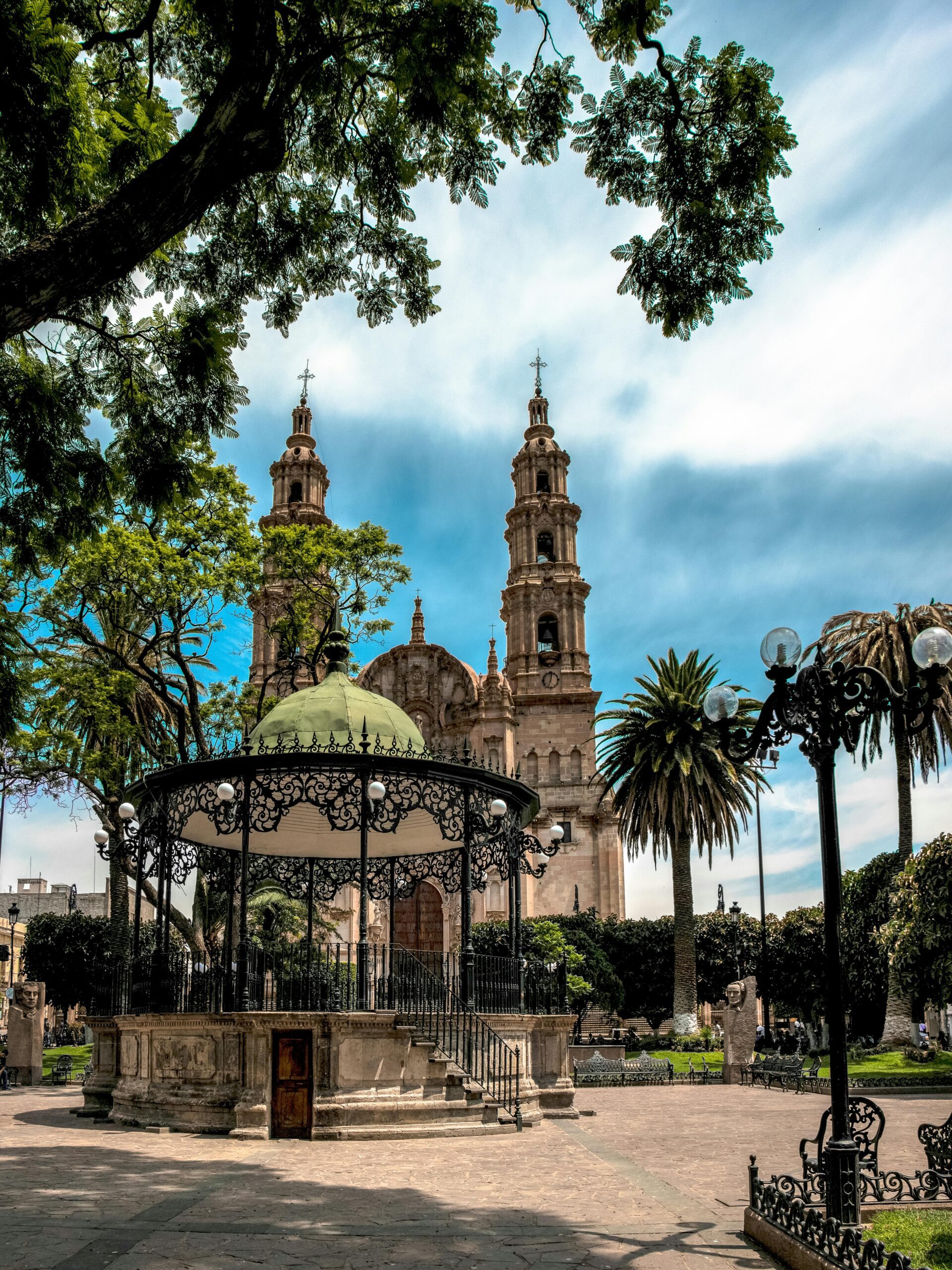 plaza principal con su catedral de lagos de moreno un pueblo mágico del estado de jalisco