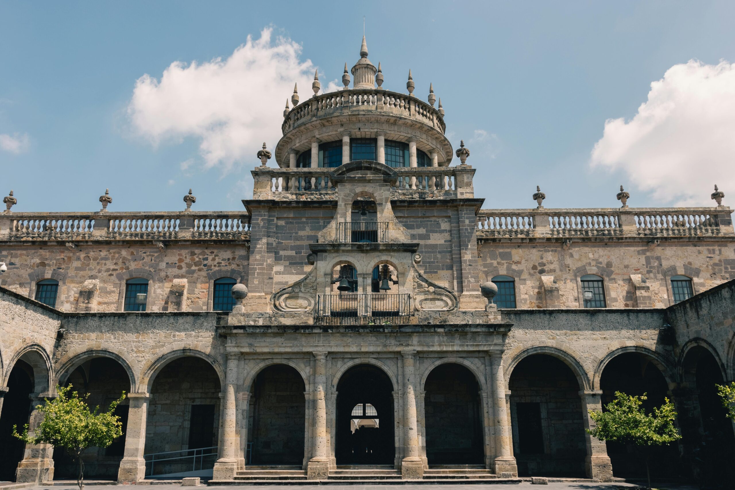 INSTITUO CULTURAL CABAÑAS FACHADA DEL INSTITUTO CULTURAL CABAÑAS UNO DE LOS PUNTOS TURÍSTICOS DE GUADALAJARA