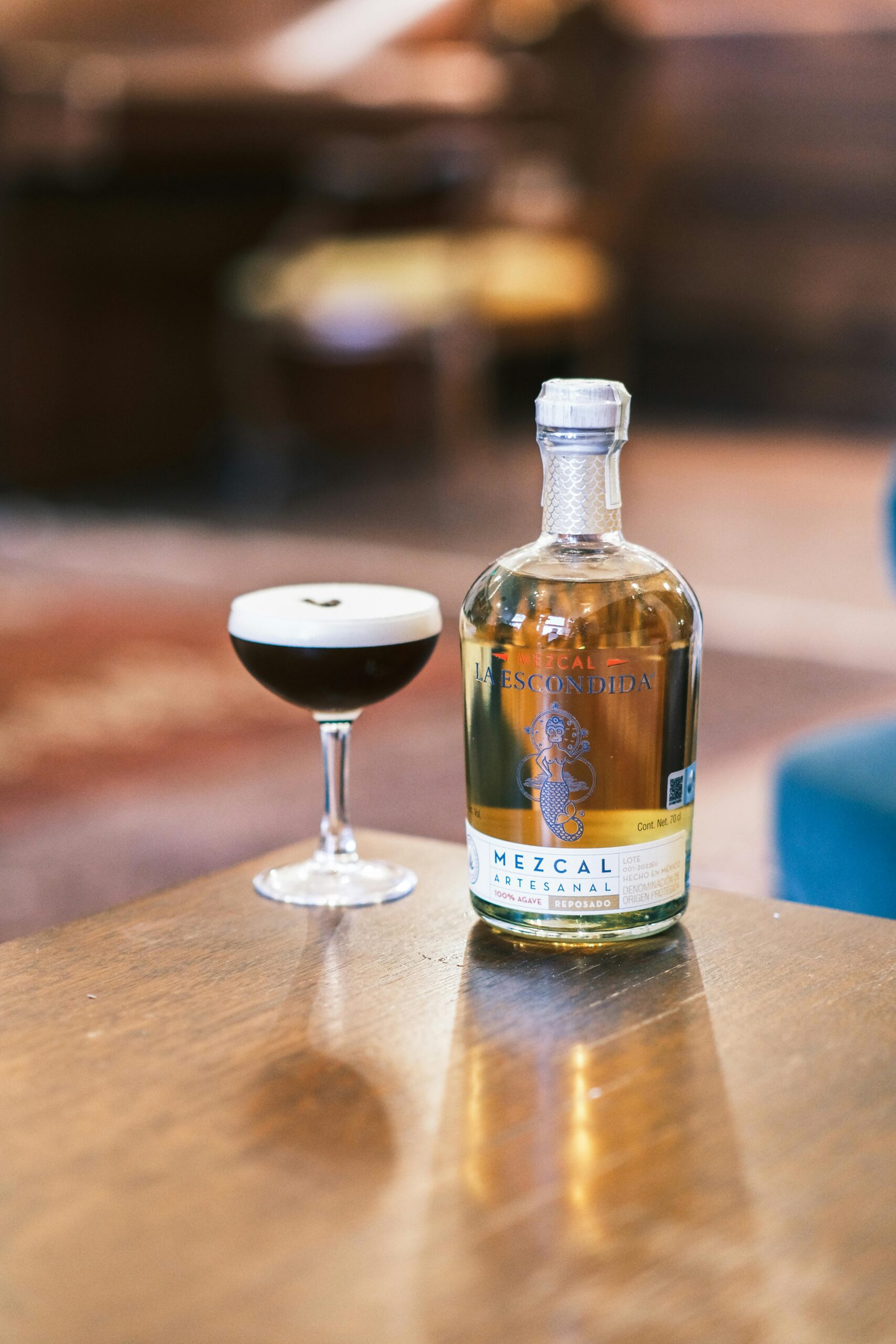 mezcal una botella de mezcal con su copa representando un alcohol típico de méxico