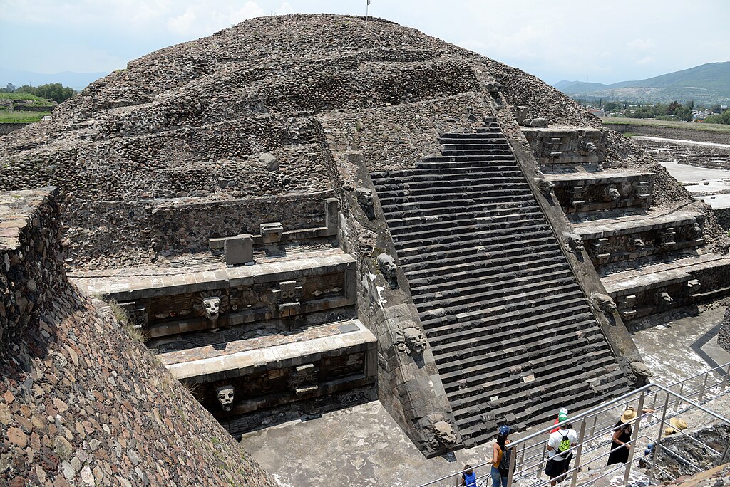 2. Ciudadela y Templo de Quetzalcóatl: 2. Ciudadela y Templo de Quetzalcóatl:</p>
<p>
