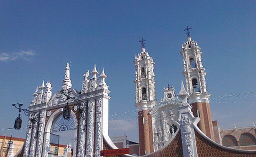 Basílica_de_Nuestra_Señora_de_Ocotlán,_Tlaxcala,_acceso_al_atrio basilica de ocotlan una de las atracciones de tlaxcala
