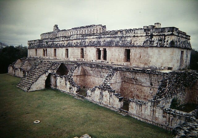 kabah forma parte de la ruta puuc