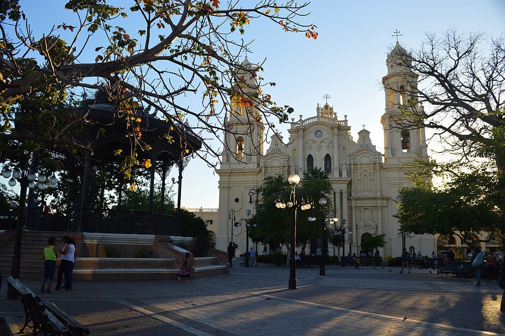 CATEDRAL METROPOLITANA Y PLAZA ZARAGOZA EN HERMOSILLO CATEDRAL METROPLITANA Y PLAZA ZARAGOZA
