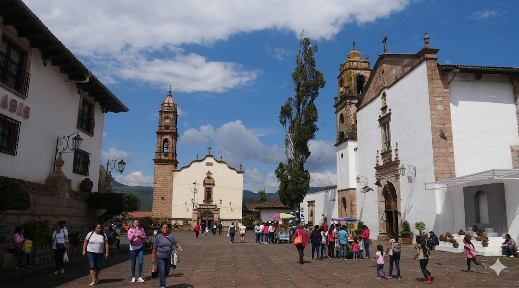 PLAZA PRINCIPAL DE SANTA CLARA DEL COBRE EN MICHOACAN PUEBLO MAGICO