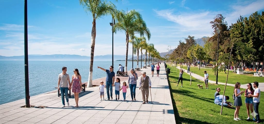 ajijic lago chapala pueblo magico de jalisco ajijic en el malecon del lago de chapala